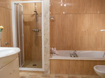 Dusj, badekar og toalett i 1. etg