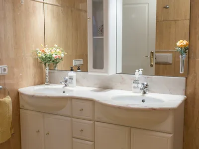 Badrommet nede med dobble vasker