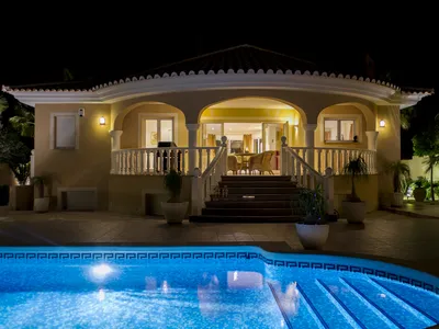 Bakside av hus på kveldstid