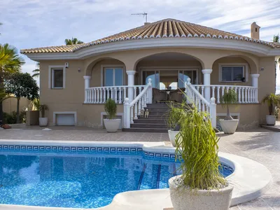 Bakside av huset dagtid