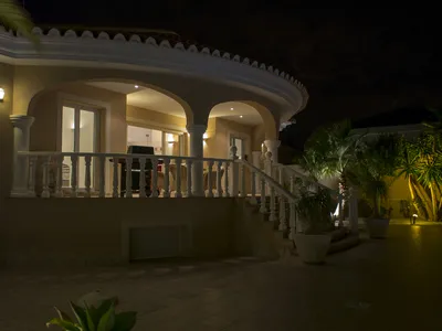 Balkong på kveldstid med belysning