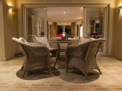 Balkongen bak huset med store dører mot stue