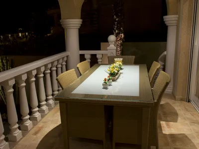 Uteplass ved kjøkken på kveldstid