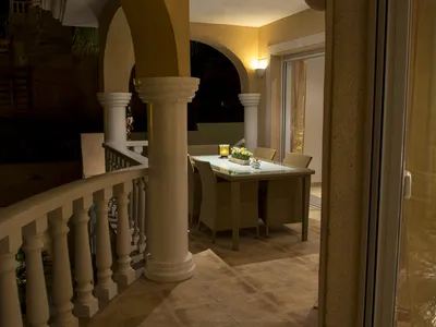 Balkong i front av huset på kveldstid