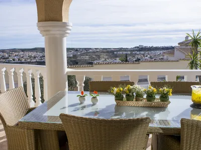 Spiseplass ved kjøkken med utsikt