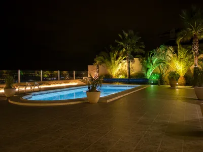 Belyst uteområde på kveldstid