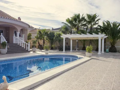 Uteområde med basseng og sitteplasser