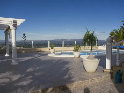 Uteområdet med utsikt mot Rojales