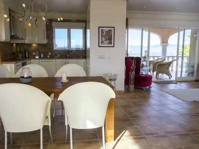 Spisestue og kjøkken inne