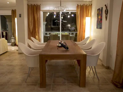 Spisestue inne med langbord