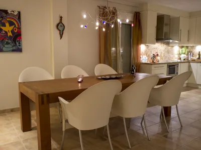 Spisestue inne mot kjøkken