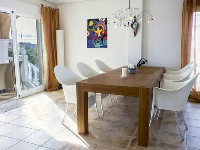 Koselig og lys spisestue inne