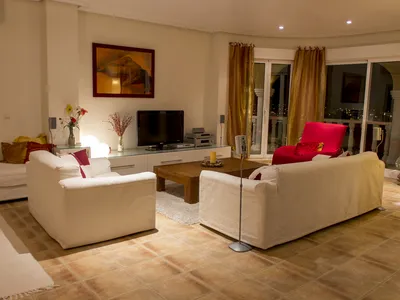 Stue med flatskjerm, DVD og surroundanlegg