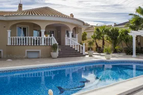 Baksiden av huset med svømmebasseng