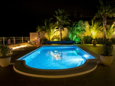 Oppvarmet basseng med belysning på kveldstid