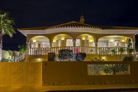 Fronten av huset på kveldstid