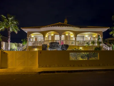 Fronten av huset med elektrisk port og garasje