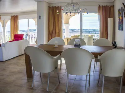 Spisebord og stue med balkong